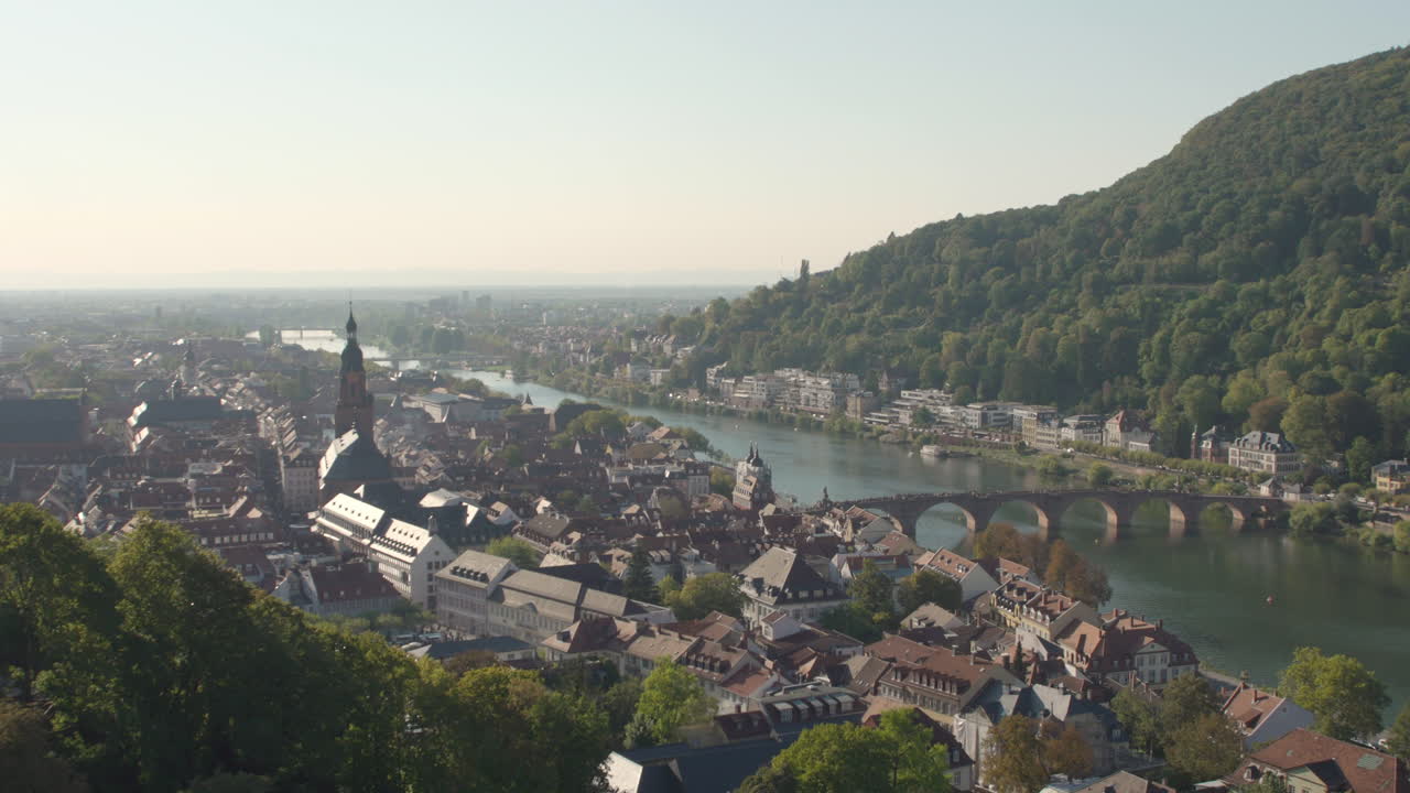 Panorama urbano della Città Vecchia e del Ponte di Heidelberg, inquadratura ampia