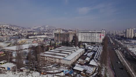 Große-Luftaufnahme-Der-Baustelle-Eines-Neuen-Wohngebäudes-Im-Kalten-Winter