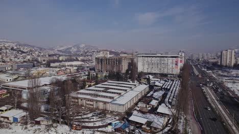 amplia vista aérea del sitio de construcción de un nuevo edificio residencial en el frío invierno