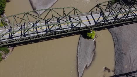 drone volando sobre puentes en el río nooksack, estado de washington