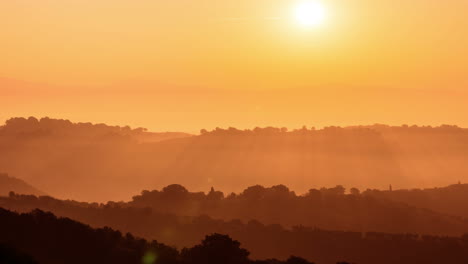 Zeitraffer-Des-Sonnenaufgangs-über-Hügeln-Und-Bergen