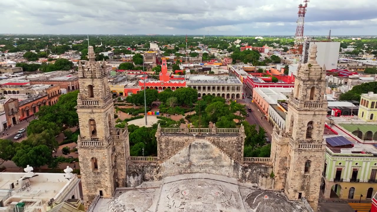 Vista aerea sulla Plaza Grande di Mérida, Yucatán, Messico, la cattedrale e i palazzi coloniali che circondano la storica piazza principale