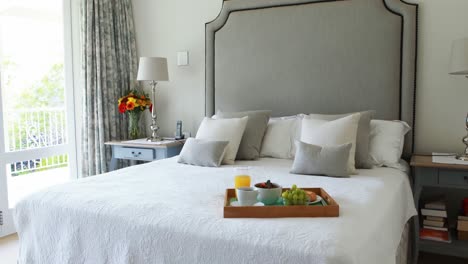 bandeja de desayuno en la cama en el dormitorio