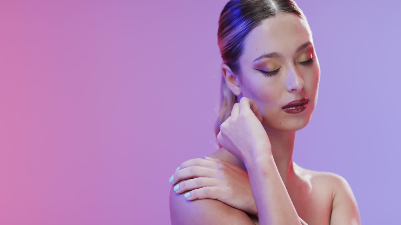 Donna caucasica con capelli biondi e make-up che si tocca la spalla, spazio per il testo, rallentatore.