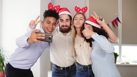 Glückliche-Geschäftsleute-Mit-Weihnachtsmützen-Machen-Selfies-Und-Lächeln,-Während-Sie-Im-Büro-Das-Neue-Jahr-Feiern
