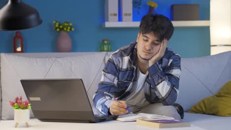 Männlicher-Student,-Der-Nachts-Versucht,-Seine-Hausaufgaben-Zu-Erledigen.