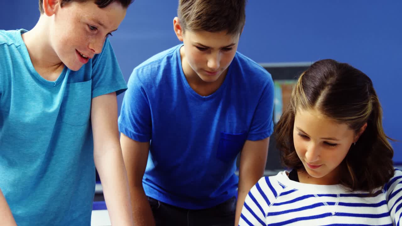 estudiante que usa una tableta digital en el aula