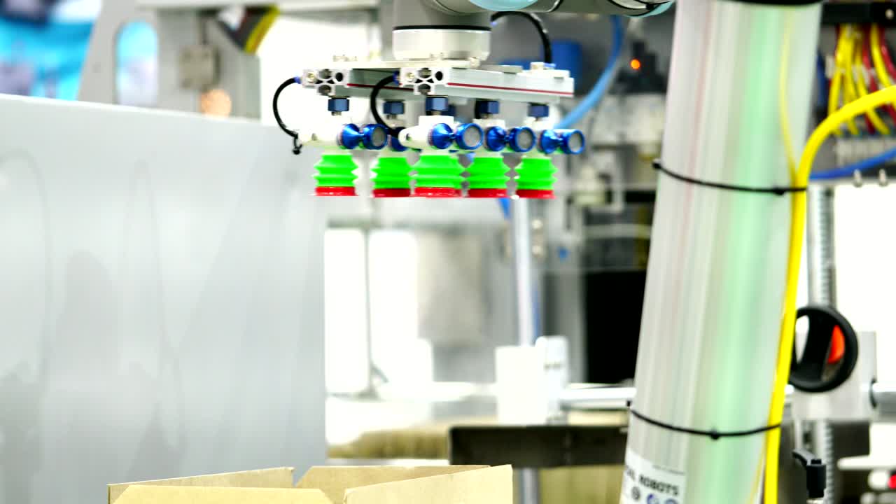 bangkok, tailandia, 14 de junio de 2018: el robot universal simula la selección y el pegado del producto en el espectáculo de cajas en propak asia 2018 en el centro internacional de comercio y exposiciones de bangkok (bitec) bangna en tailandia.