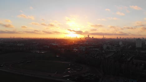 Drohnen-Slider-Aufnahme-Des-Sonnenaufgangs-über-Der-Skyline-Von-London