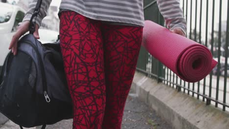 Mujer-Caucásica-Caminando-Por-La-Calle