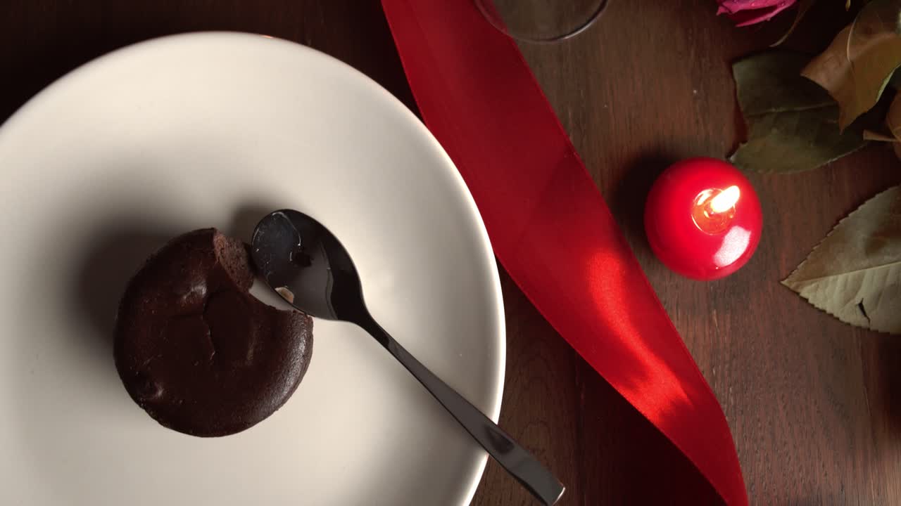 기념일 저녁 식사 동안 초콜릿 디저트와 샴페인 글래스 위의 전망