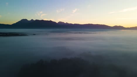 Nebeliger-Nebel-über-Den-Umliegenden-Dörfern-Und-Sonnenaufgang,-Der-Den-Nebel-Trifft