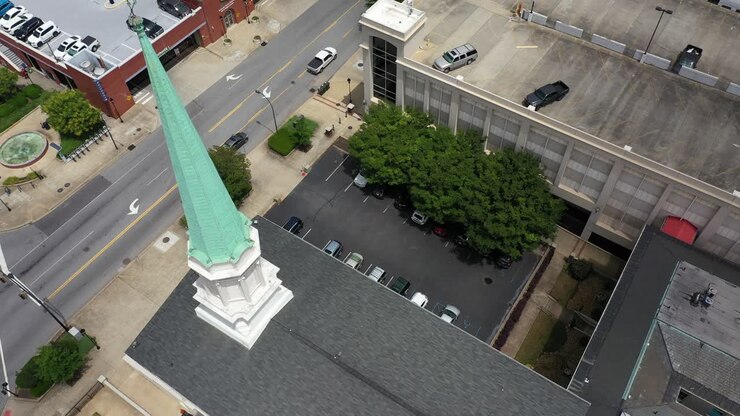 Ripresa aerea ascendente sopra un edificio storico a Greenville, nella Carolina del Sud, con strada trafficata.
