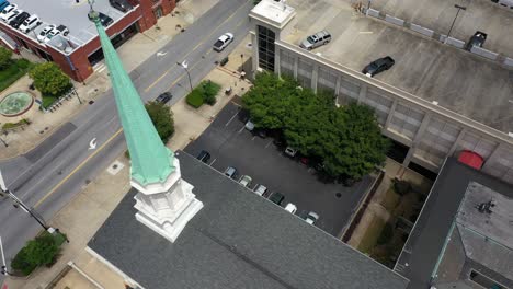 Toma-Aérea-Ascendente-Sobre-Un-Edificio-Histórico-En-Greenville-En-Carolina-Del-Sur,-Calle-Con-Tráfico