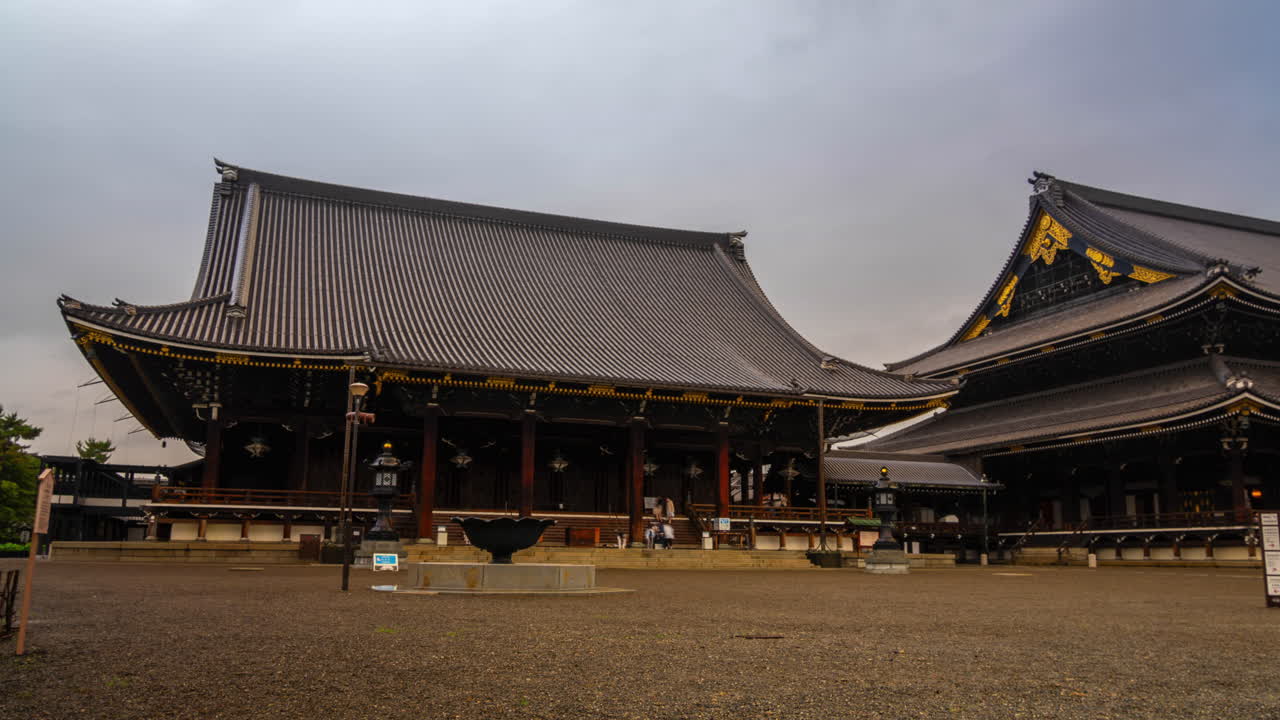 templo higashi hongan-ji en kyoto japón en movimiento zoom en el lapso de tiempo nubes lluvioso día gris antes de cerrar el lugar