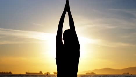 Frau-Macht-Yoga-Am-Strand