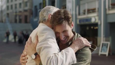 retrato de reunión familiar de un padre anciano y un hijo adulto sonriendo felices abrazándose abrazándose disfrutando de las vacaciones juntos