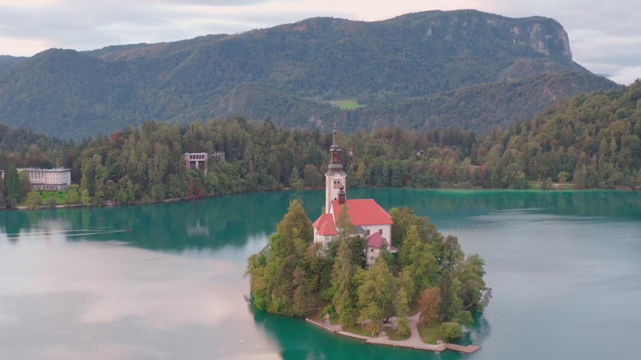 Vista mozzafiato del Castello di Bled al centro del lago a Bled, Slovenia.