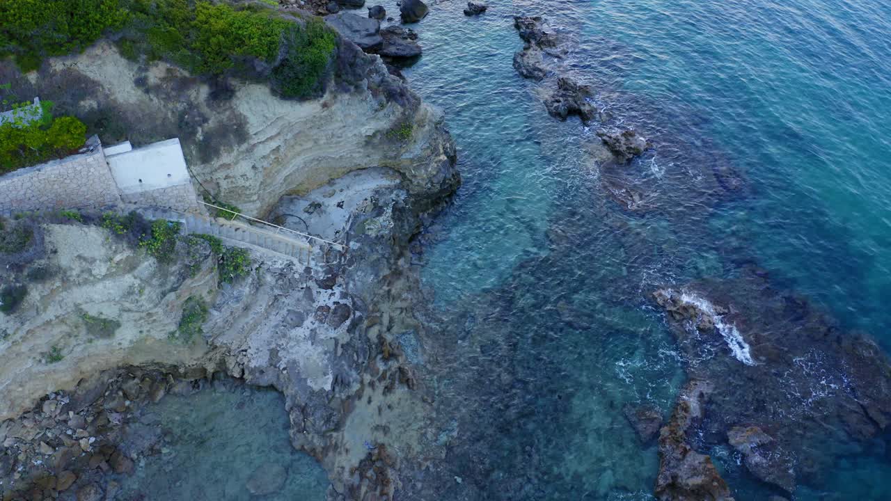 Scalini in pietra verso il mare