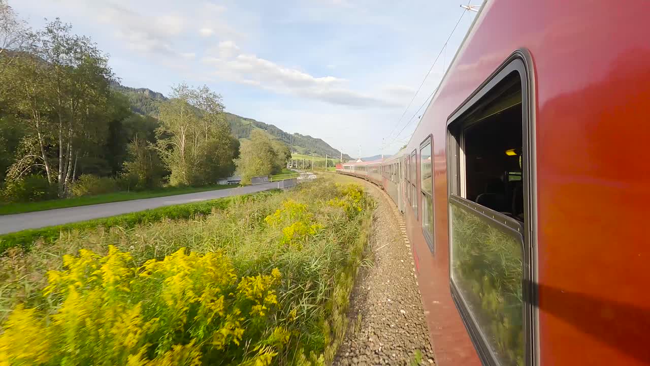 cámara a bordo en la ventana de un tren en austria