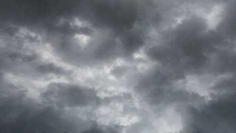 4k-Lightning-flashed-across-the-dark-sky