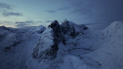 Vista-Aérea-Del-Hermoso-Paisaje-De-La-Montaña-Nevada-De-Noruega-Durante-El-Invierno