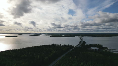 Weiter-Blick-Auf-Die-Replot-Brücke,-Die-Replot-Mit-Korsholm-In-Finnland-Verbindet