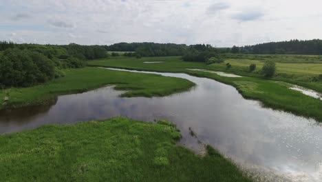 Un-Río-Sinuoso-Y-Un-Bote-De-Madera-Vacío