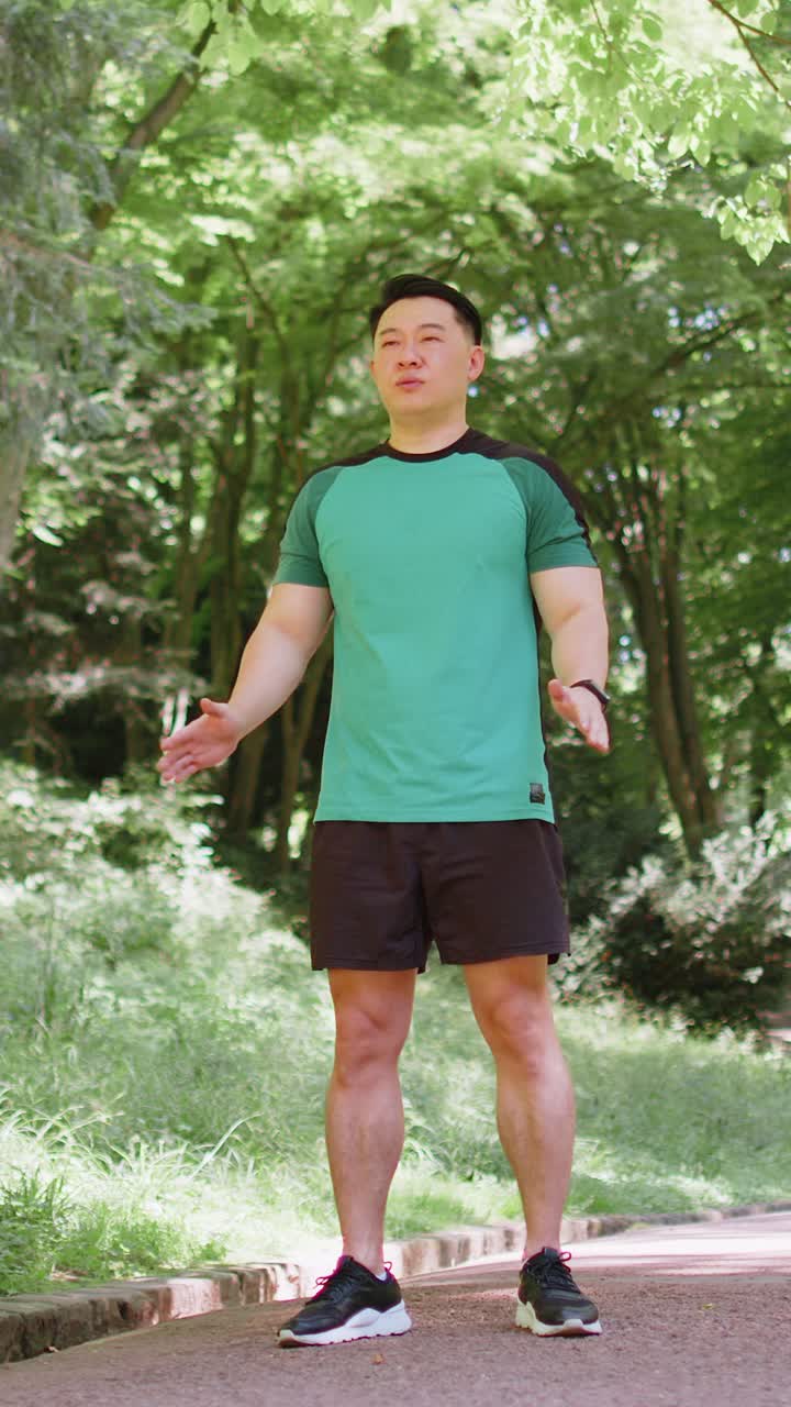 운동적인 아시아인 남자가 요가, 명상을 하며 긍정적인 에너지를 얻고, 건강한 호흡 연습을 한다.