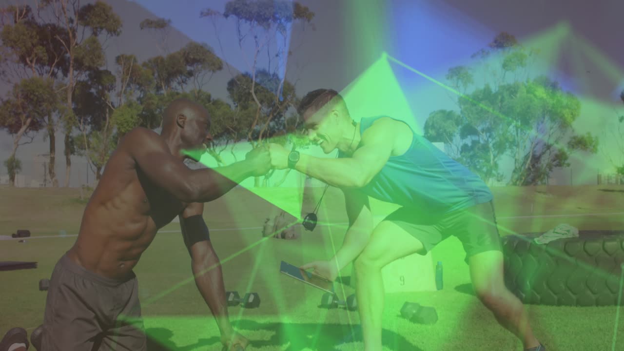 Animação de formas geométricas sobre dois homens diversos fazendo treinamento com kettlebell