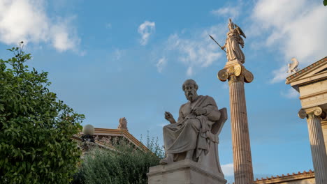 Statuen-Von-Platon-Und-Athene-Im-Zeitraffer-In-Der-Akademie-Von-Athen-Während-Des-Sonnenuntergangs