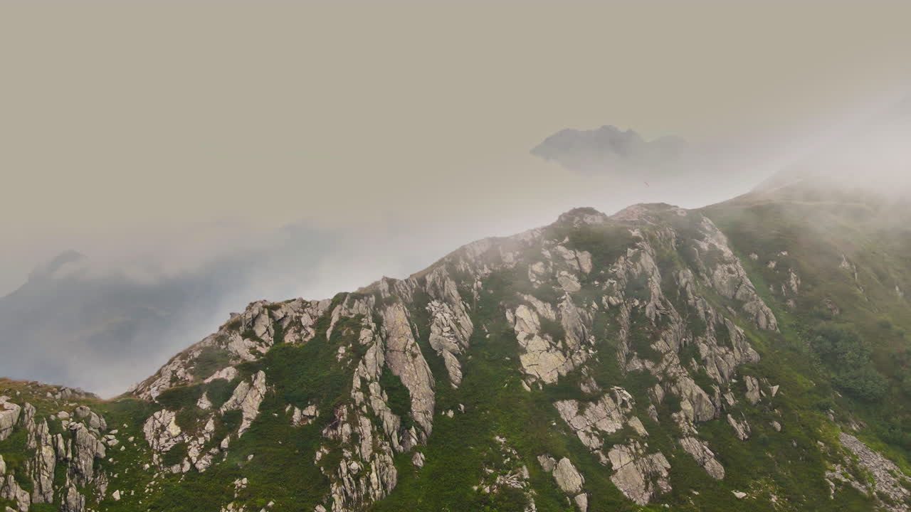 안개가 자욱한 날, 이탈리아 오로비 알프스에 있는 바위산 능선의 공중 전망 - 추적, 드론 샷