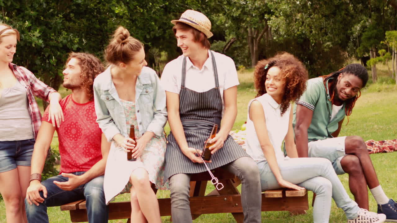 느린 동작으로 공원에서 행복한 친구들