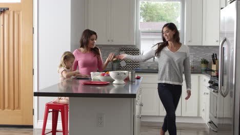 niña y sus padres preparando la comida, longitud completa, filmado en r3d