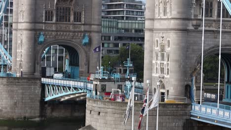 Cámara-Lenta-De-Tráfico-Pesado-Cruzando-El-Famoso-Puente-Histórico-De-La-Torre-De-Londres-Durante-La-Madrugada-De-Un-Día-Brillante-Tiro-De-Zoom-out