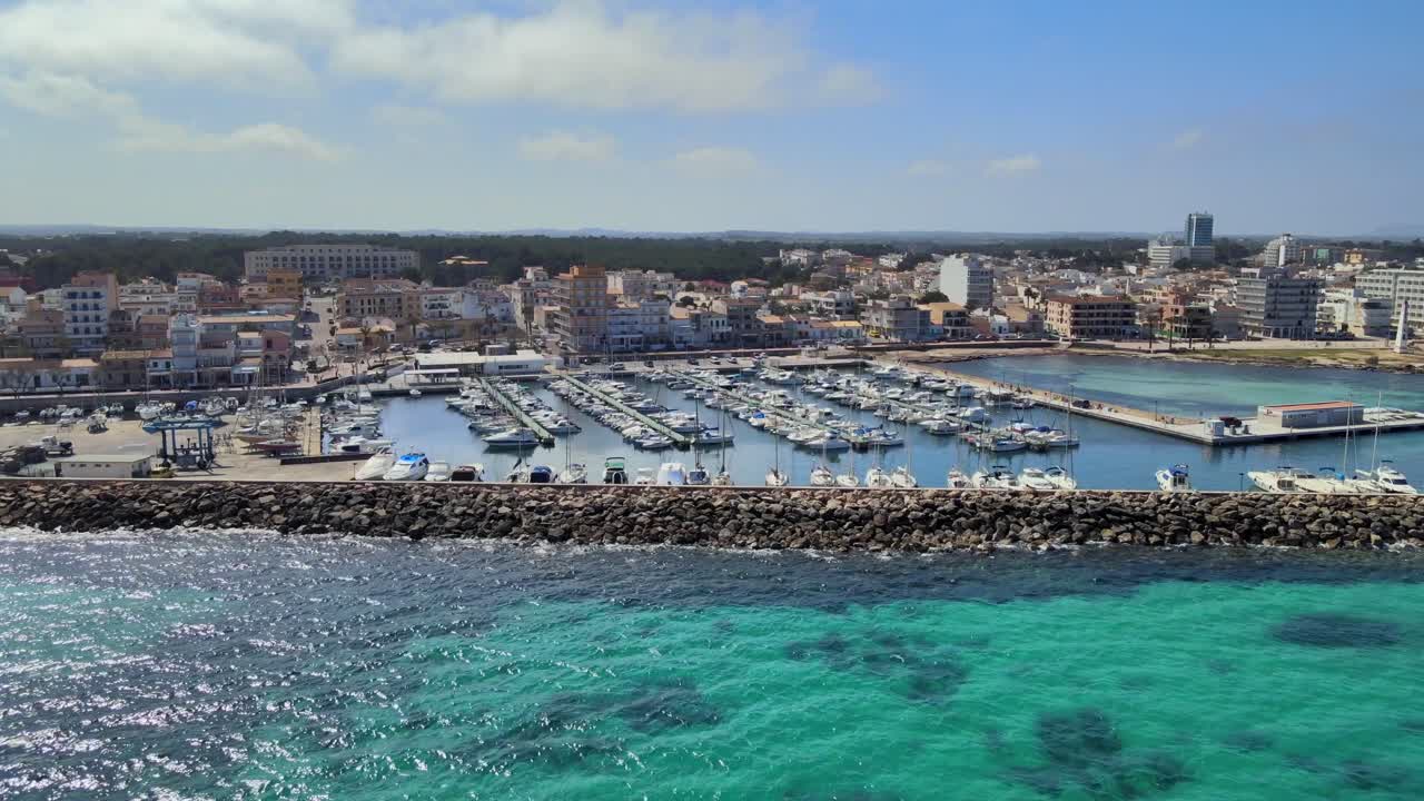 마요르카의 칸 피카포르트 (can picafort) 와 송 바울로 (son baulo) 의 공중 전망을 즐기십시오. 반이는 칠색 물과 그림 같은 마리나는 여행 영감을 위해 완벽한 평온한 해안 분위기를 만니다.