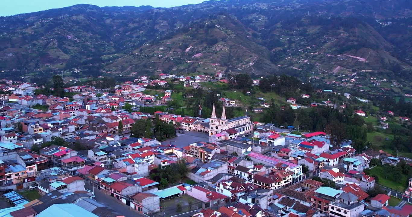 Questo straordinario filmato aereo con drone presenta una ripresa orbitale fluida che circonda la pittoresca città di Chordeleg, situata nella provincia di Azuay in Ecuador, durante le tranquille prime ore dell'alba. Il cinemati