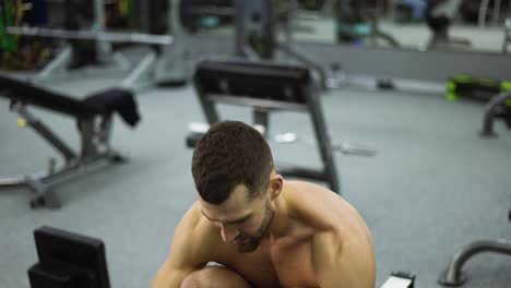 Muskulöser-Kerl-übt-Auf-Dem-Rudergerät-Ein-Intensives-Ausdauertraining-Aus
