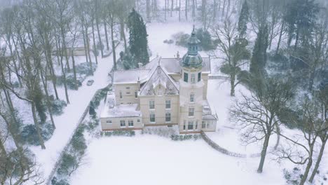 Vista-Aérea-De-Una-Antigua-Iglesia-Groevenbeek-En-Países-Bajos,-Escena-De-Invierno-Con-Nieve-Que-Cae