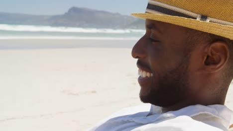 hombre relajándose en una hamaca en la playa 4k