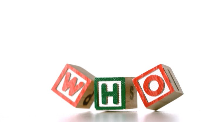 Blocchi che formano la parola 'who' che cadono