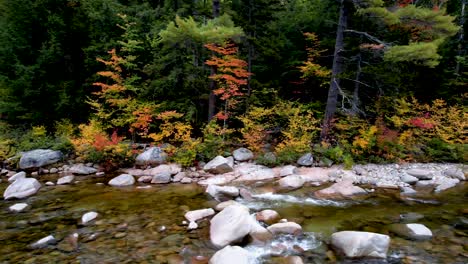 Rocky-Rivers-Edge-In-Neuengland-Mit-Herbstlaub-Entlang-Der-Küste