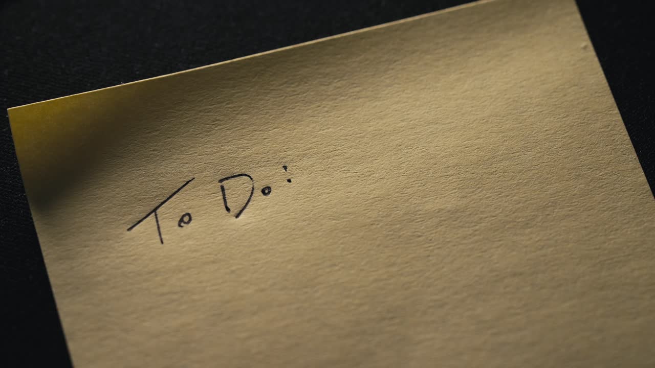 백색 게시물에 할 목록을 시작 한 사람의 클로즈업 그것은 펜으로 메모