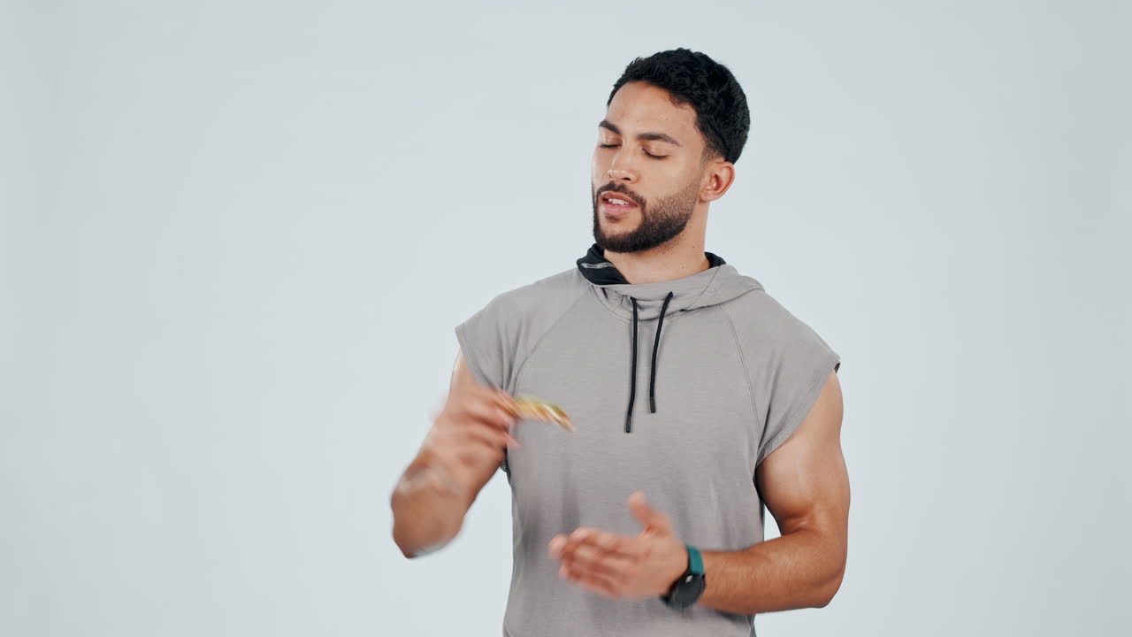 패스트푸드, 아니고 피자와 함께 피트니스 남자의 얼굴