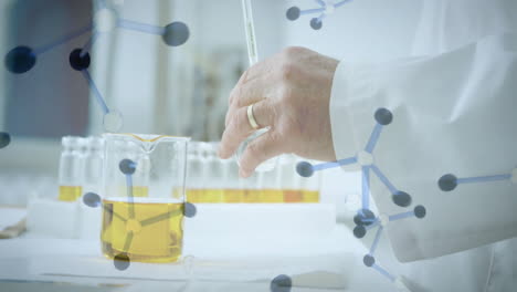 animación de moléculas sobre científico masculino caucásico trabajando en el laboratorio