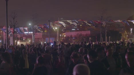 una gran multitud se reunió en una ciudad por la noche