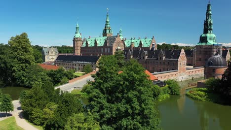 Toma-Aérea-Descendente-Del-Castillo-De-Frederiksborg-Y-Sus-Alrededores-En-Hillerod,-Dinamarca