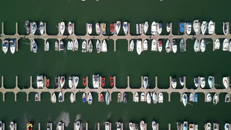 Toma-Cenital,-Comenzando-De-Par-En-Par-Y-Avanzando-Para-Revelar-Barcos-En-Un-Puerto-Deportivo-En-Un-Día-Soleado.