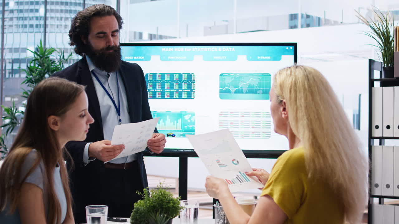 agente enseñando a los padres y a la hija cómo invertir, ofreciendo gráficos estadísticos