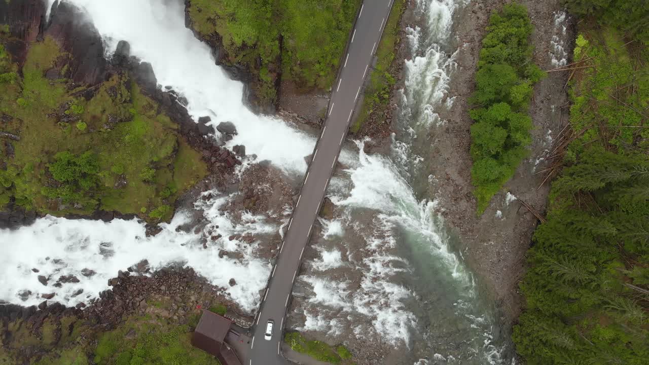 coches circulando por un puente en las tierras altas noruegas, cascada de latefossen, antena